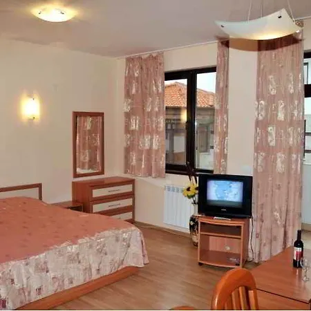 Tes Flora Apartment *