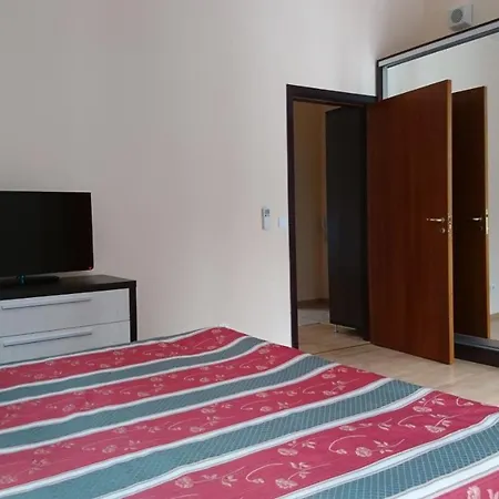Tes Flora Apartment *